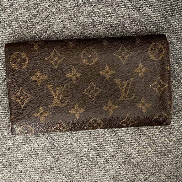 Louis Vuitton Monogram Sarah Wallet - Picture 11 of 13